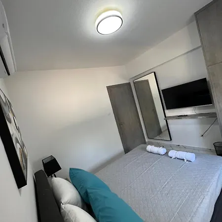 Apartment A5 Luxe Oasis Retreat - 3 Minute Drive To
