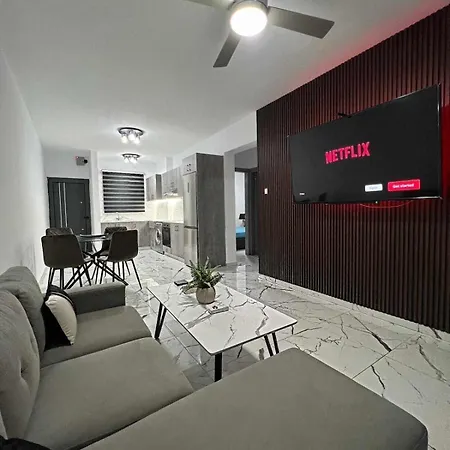 Apartment A5 Luxe Oasis Retreat - 3 Minute Drive To *