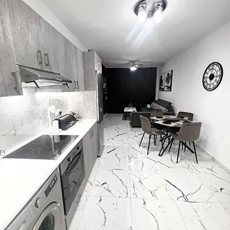 A5 Luxe Oasis Retreat - 3 Minute Drive To