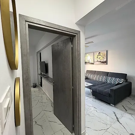 A5 Luxe Oasis Retreat - 3 Minute Drive To Апартаменты Пафос