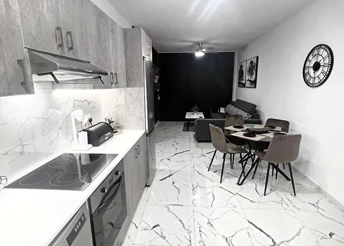 A5 Luxe Oasis Retreat - 3 Minute Drive To