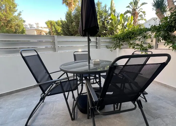 A5 Luxe Oasis Retreat - 3 Minute Drive To Apartmán Paphos