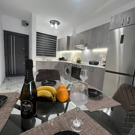 A5 Luxe Oasis Retreat - 3 Minute Drive To דירה Paphos